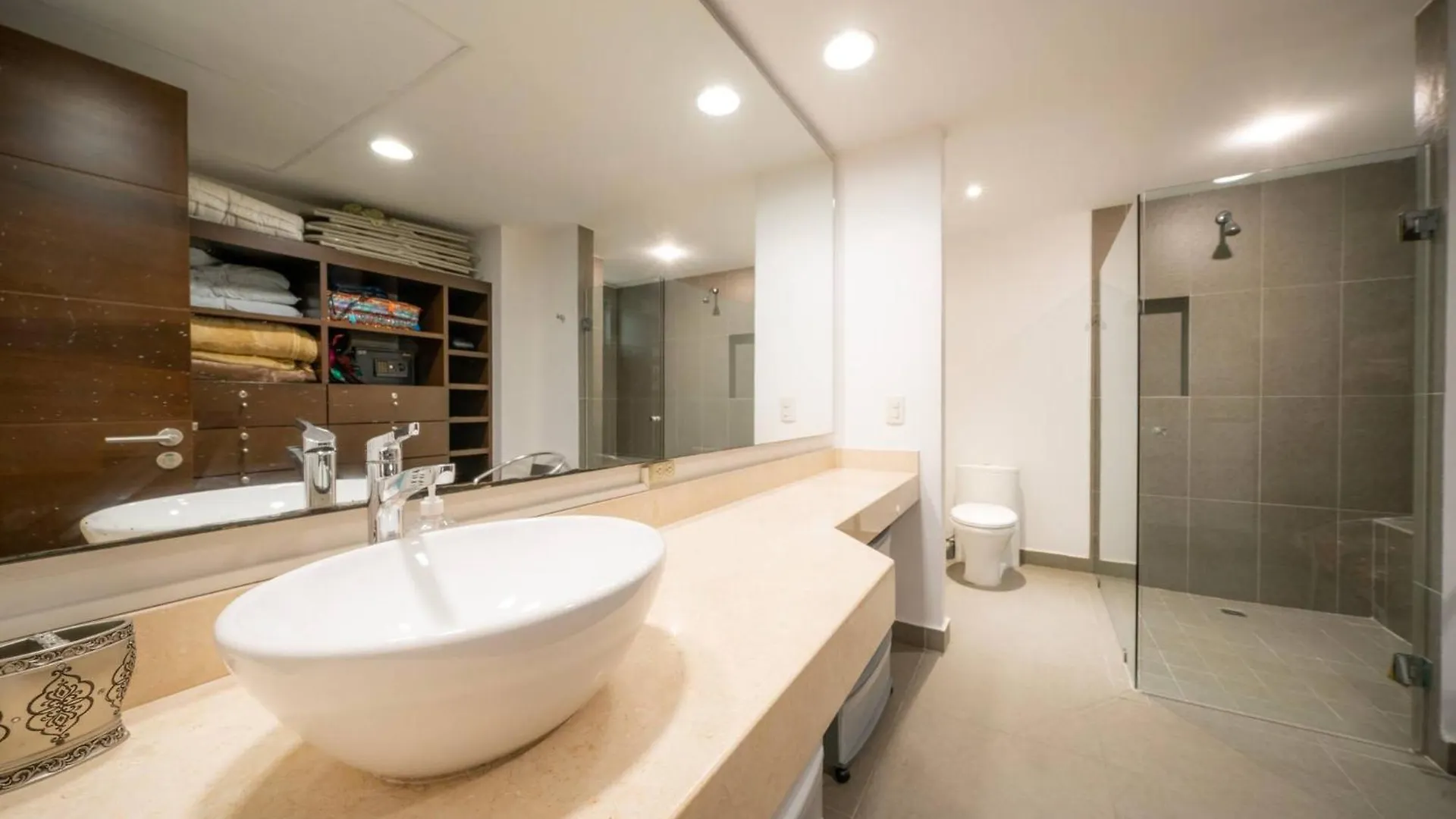 Condo Valentine 5 Star, 4 Pools, Gym, Concierge Services, 24-Hr Security Playa del Carmen